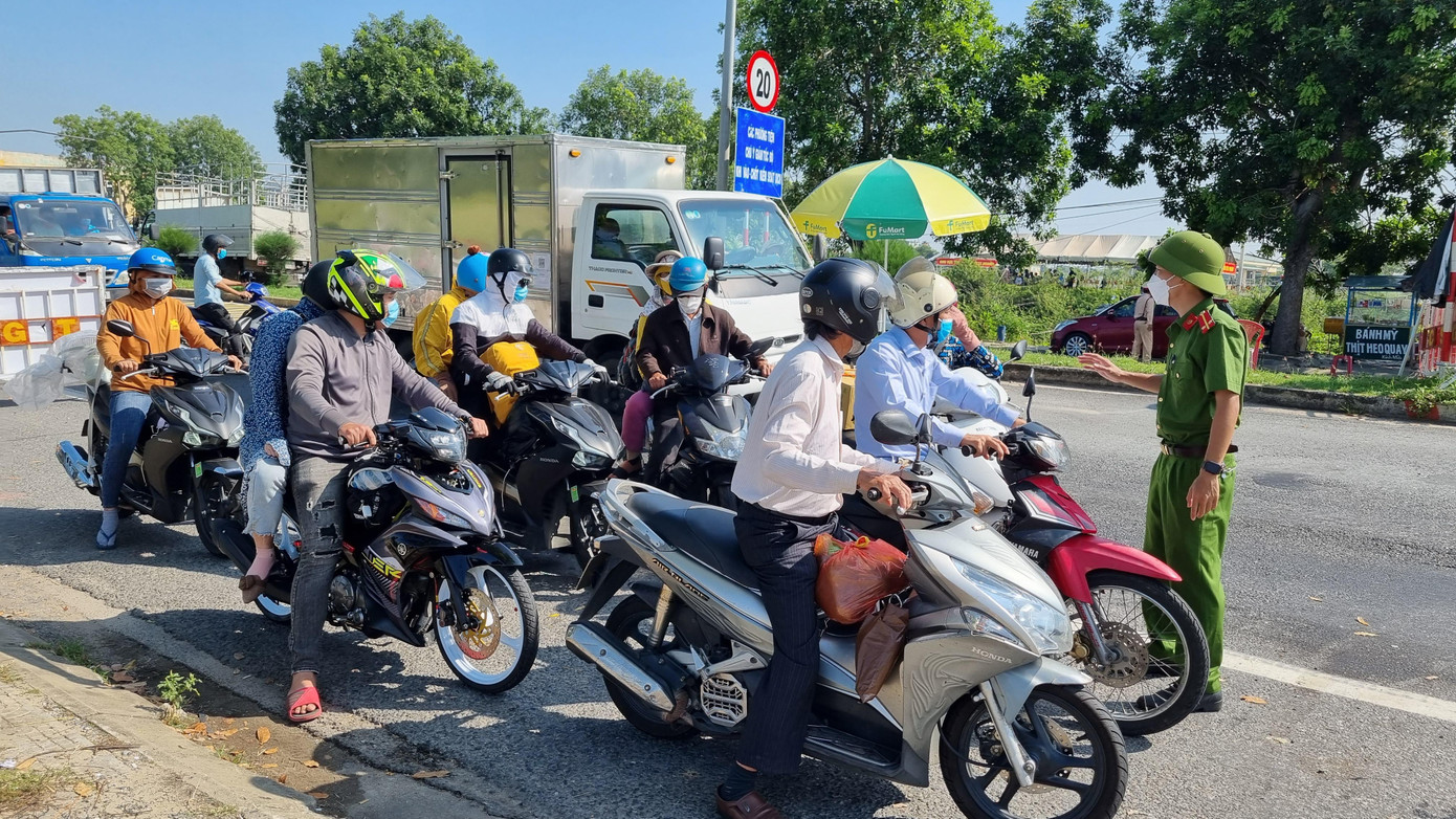 Ghi nhận tại chốt kiểm soát cửa ô Hòa Phước, rất đông người dân đã mắc kẹt và buộc quay đầu vì không đủ các giấy tờ theo quy định.