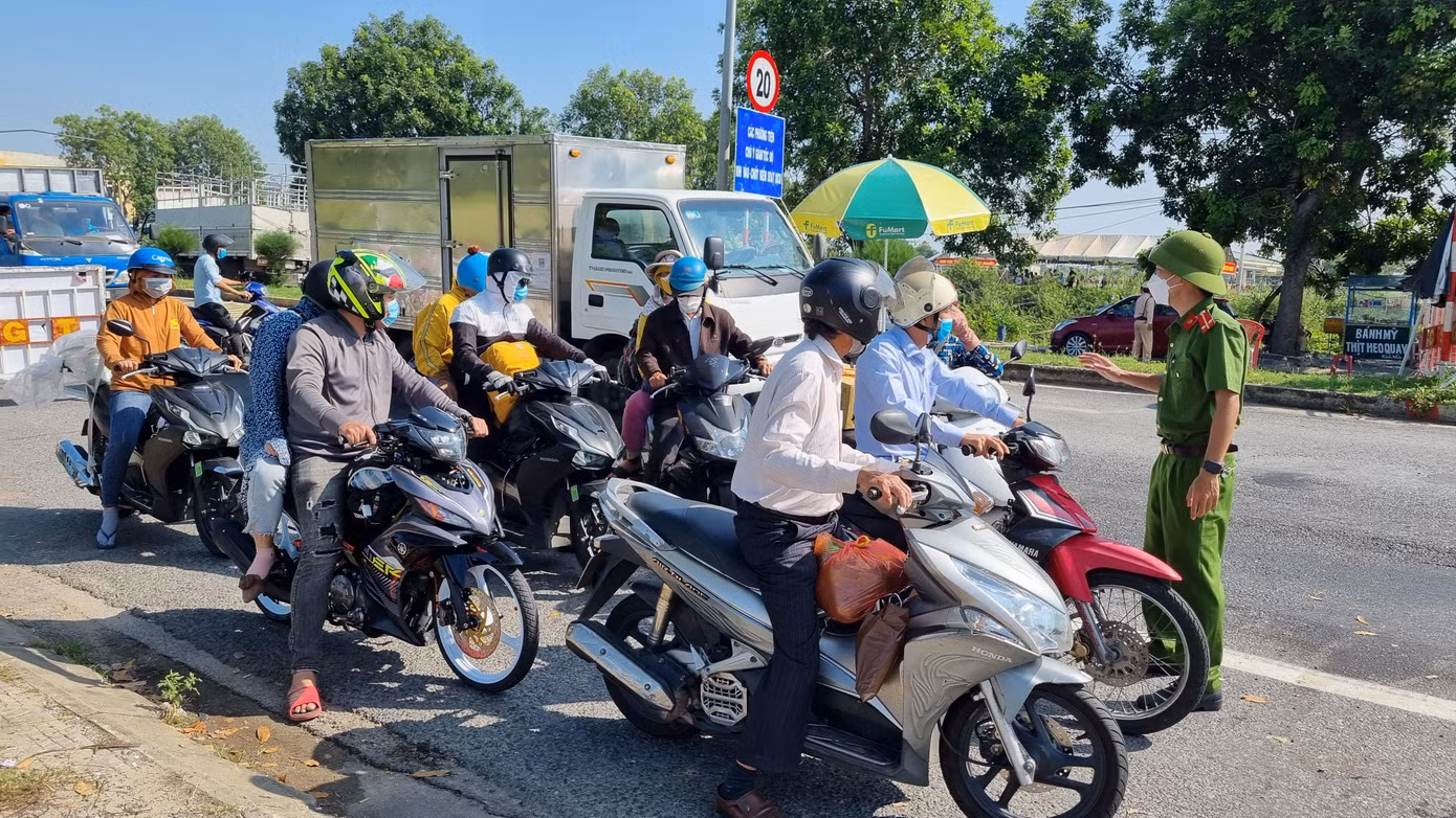 Ghi nhận tại chốt kiểm soát cửa ô Hòa Phước, rất đông người dân đã mắc kẹt và buộc quay đầu vì không đủ các giấy tờ theo quy định.