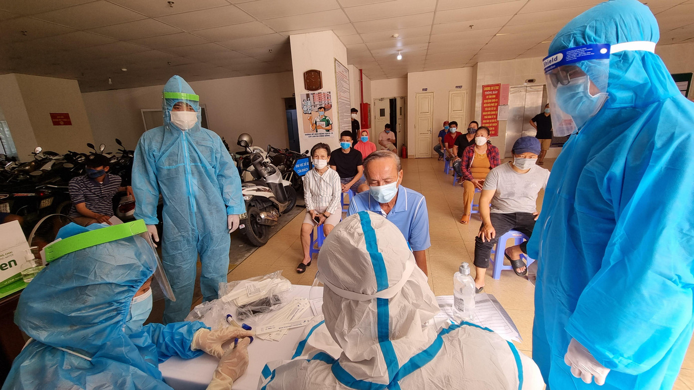 Người dân khu chung cư trên địa bàn phường Hòa Thọ Đông, quận Cẩm Lệ đi lấy mẫu xét nghiệm. Ảnh: Thanh Trần.