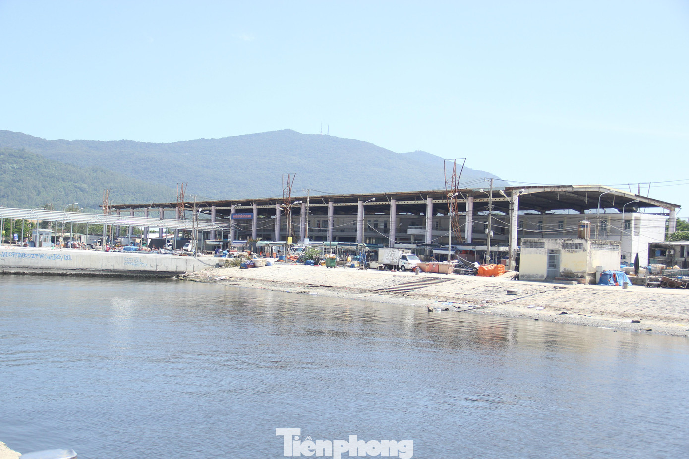 Cảng cá Thọ Quang là cảng cá lớn nhất miền Trung với sản lượng bốc dỡ qua cảng hằng ngày trung bình 250 tấn.