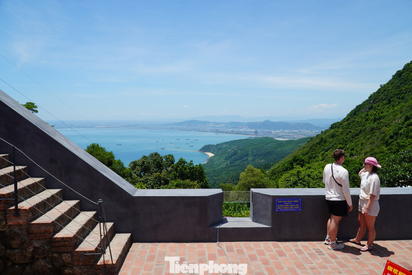 Thành phố Đà Nẵng nhìn từ đỉnh đèo Hải Vân. Ảnh: Thanh Hiền. Thành phố Đà Nẵng nhìn từ đỉnh đèo Hải Vân. Ảnh: Thanh Hiền.