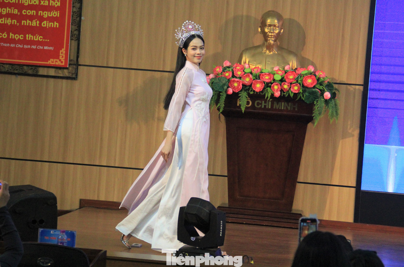 Trở về trường lần này, Thanh Thủy diện tà áo dài dịu dàng, tôn lên vẻ đẹp thuần khiết, rạng ngời của cô. Đương kim hoa hậu còn thoải mái trình diễn catwalk theo yêu cầu của các bạn sinh viên trong trường.