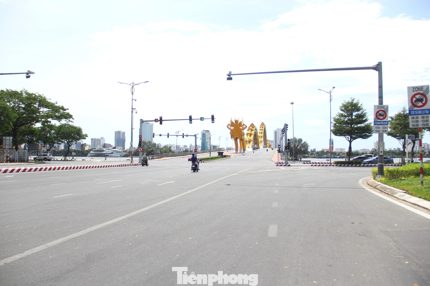 Nút giao cầu rồng - đường Nguyễn Văn Linh - Bạch Đằng - 2/9 cũng chỉ lác đác người qua lại. Theo Chỉ thị 05 mới ban hành, mọi người dân ra khỏi nhà phải có giấy đi đường, thẻ đi chợ kèm theo giấy tờ tùy thân.