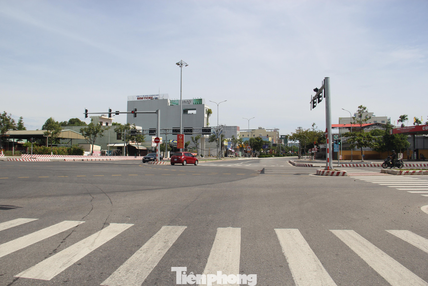 Giao lộ Lê Đại Hành - Nguyễn Hữu Thọ vắng hoe. Theo chỉ thị mới, người dân không được ra khỏi thành phố trong thời gian thực hiện giãn cách xã hội. Người dân chỉ được phép vào thành phố vì lý do công vụ, phòng chống dịch, vận chuyển hàng hóa thiết yếu, làm việc ở các cơ sở sản xuất kinh doanh được phép hoạt động.