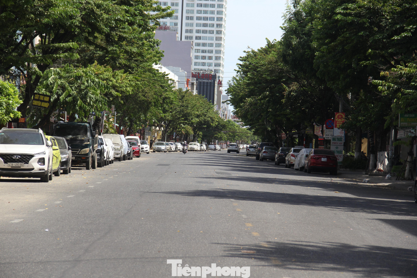 Đường Lê Đình Lý vắng vẻ. Trên đường này có một chốt kiểm soát, mọi người lưu thông đều phải dừng lại xuất trình giấy tờ.