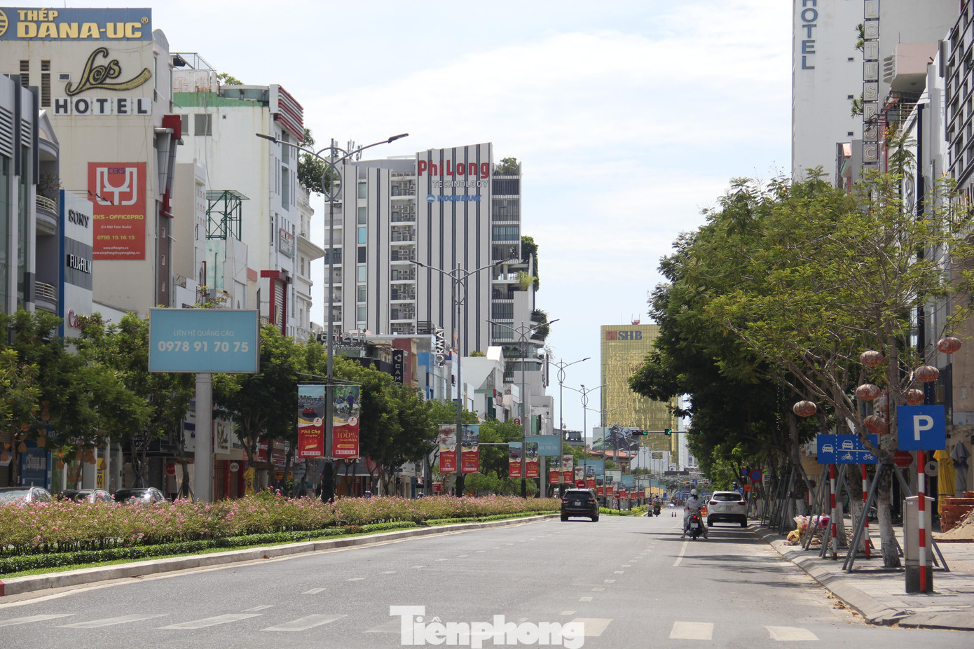 Đường Nguyễn Văn Linh - tuyến đường trung tâm thành phố Đà Nẵng vắng hoe.