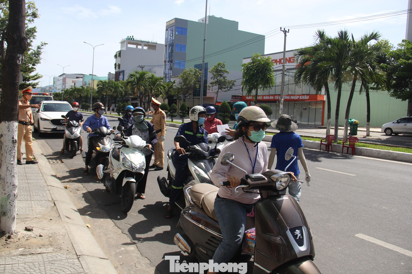 Lực lượng chức năng dừng xe kiểm tra giấy tờ của người lưu thông trên đường.