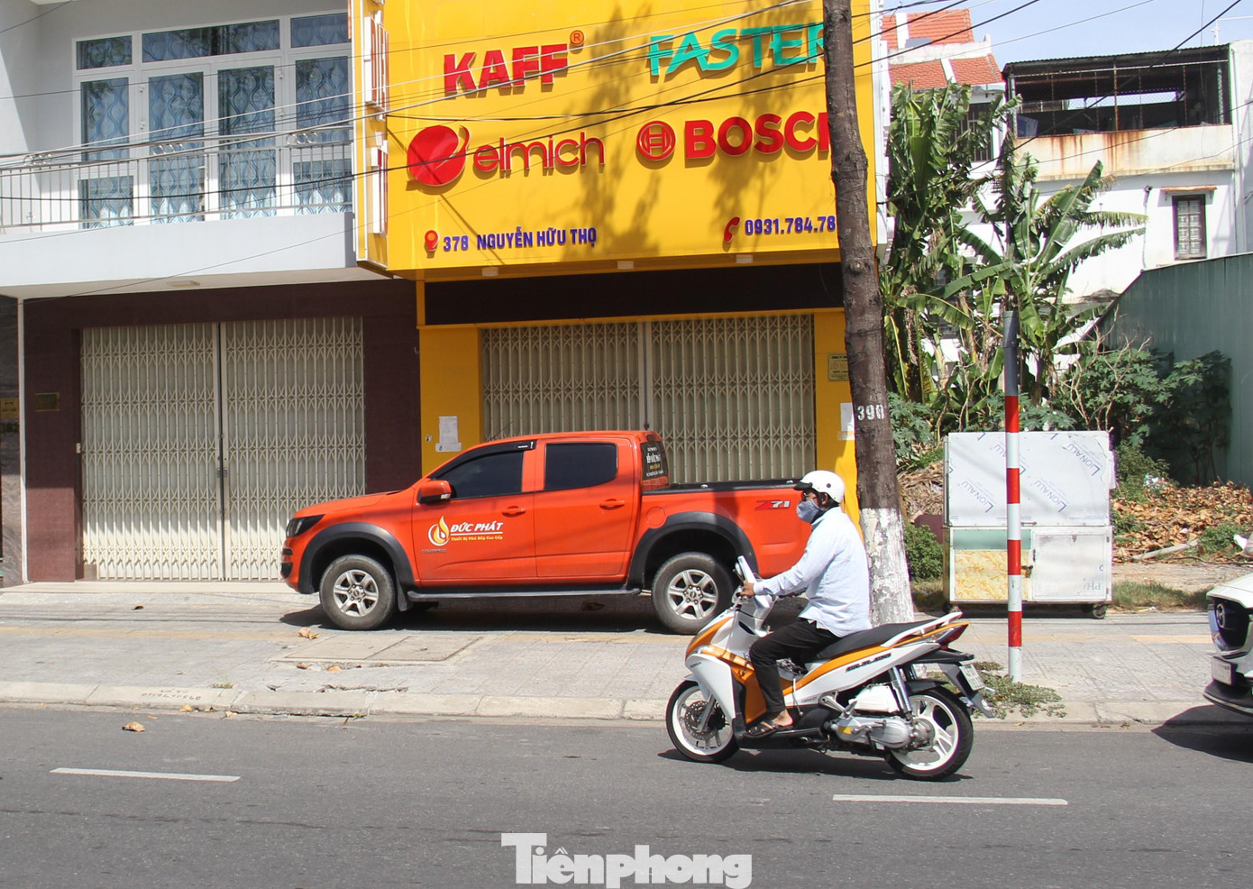 Nhà cửa, hàng quán hai bên đường đóng cửa im lìm. Các cơ sở kinh doanh, dịch vụ, kể cả hoạt động bán mang về của các cửa hàng ăn uống đều phải ngừng hoạt động.