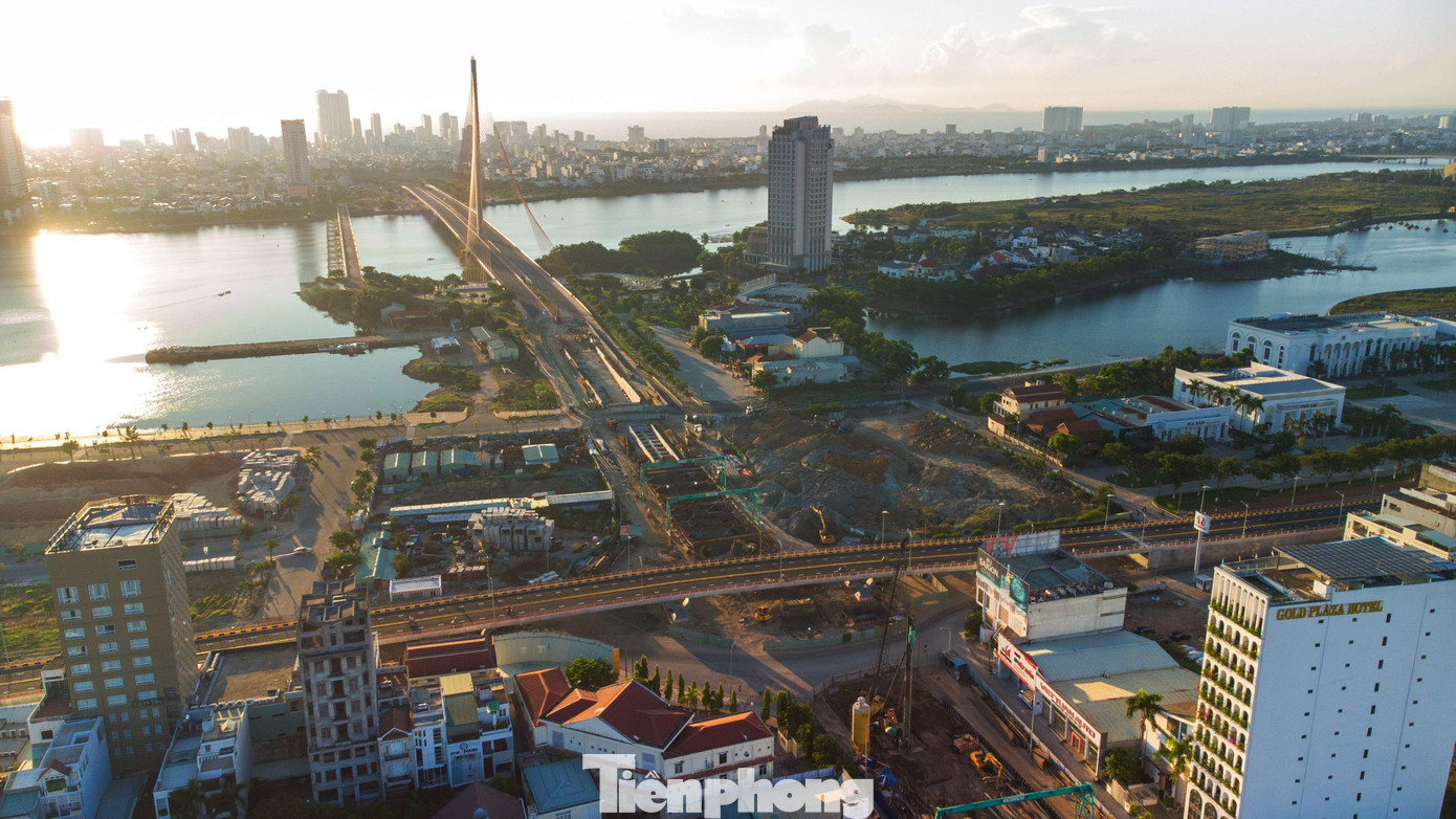 Đồng thời, tạo nên một trục giao thông hoàn chỉnh kết nối với sân bay Đà Nẵng và đường biển phía Đông, tạo điều kiện thuận lợi cho việc nâng công suất sân bay Đà Nẵng. - Ảnh: Trần Minh Trí.