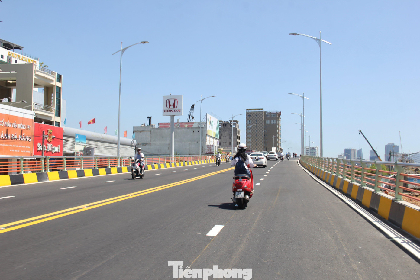 Mặt cầu có bề rộng 14m, cho 4 làn xe lưu thông.