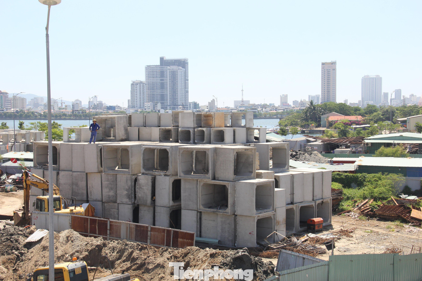 Nhiều hạng mục còn ngổn ngang.