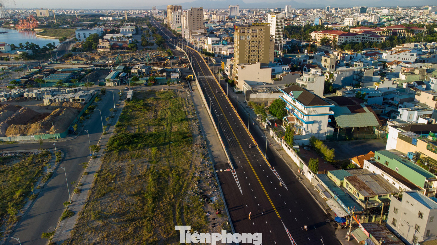 Cầu vượt dài 191,4m gồm 5 nhịp dầm hộp thép liên hợp bản bê tông cốt thép có chiều rộng 14m cùng hệ thống đường dẫn hai đầu cầu vượt và các tuyến đường gom.