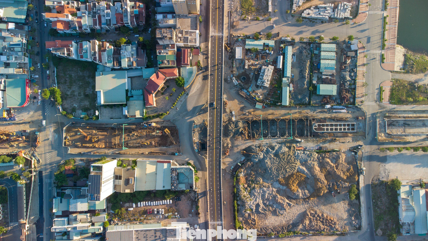 Công trình có thiết kế nút giao khác mức, gồm 3 tầng là cầu vượt, đảo xuyến và hầm chui. Ảnh: Trần Minh Trí.