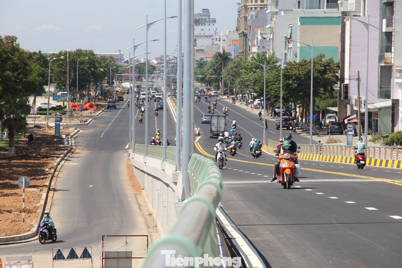 Các phương tiện lưu thông trên cầu vượt sáng 14/7.