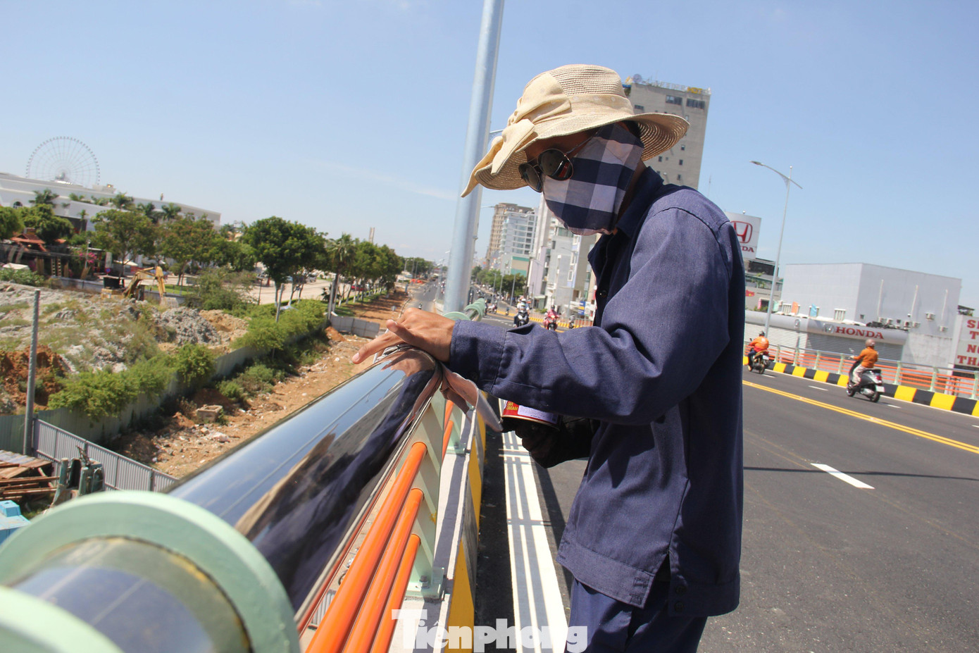 Công nhân khẩn trương hoàn thiện các công đoạn còn lại trên cầu.