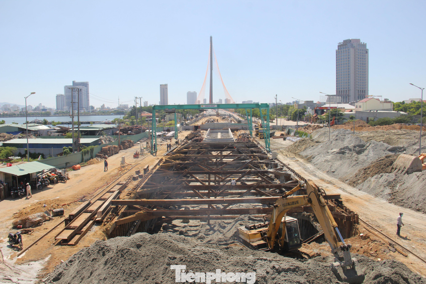 Dự án "Cải tạo cụm nút giao thông phía tây cầu Trần Thị Lý” được khởi công ngày 29/3/2020 với tổng vốn đầu tư hơn 723 tỷ đồng, do Ban Quản lý dự án đầu tư xây dựng các công trình giao thông Đà Nẵng điều hành.