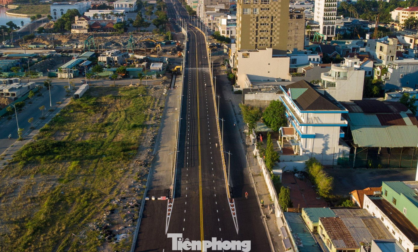 Hiện tại, các phương tiện được lưu thông trên cầu vượt tuyến đường 2/9, không được lưu thông qua nút Duy Tân – 2/9 và nút Duy Tân - Núi Thành. Ảnh: Trần Minh Trí.