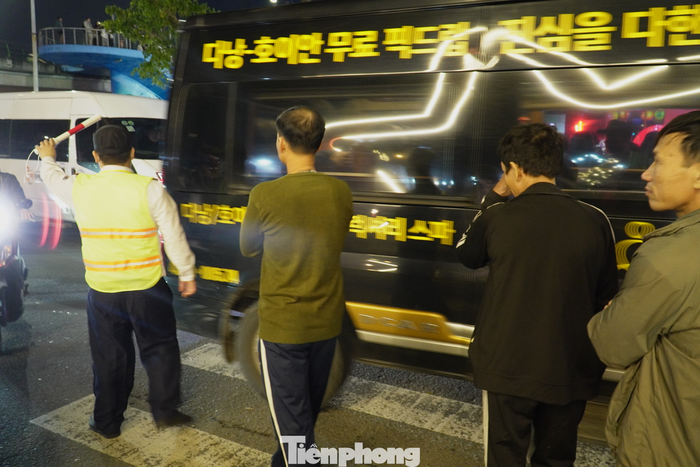 "Nếu cho tôi thử thách ở Việt Nam, có lẽ tôi không dám đi xe máy và tự qua đường một mình vì xe quá đông. Nhưng các anh bảo vệ đã giúp đỡ tôi rất nhiệt tình và an toàn. Tôi thấy yêu Đà Nẵng hơn vì hành động ấy", chị Ji-yeon du khách Hàn Quốc bày tỏ.