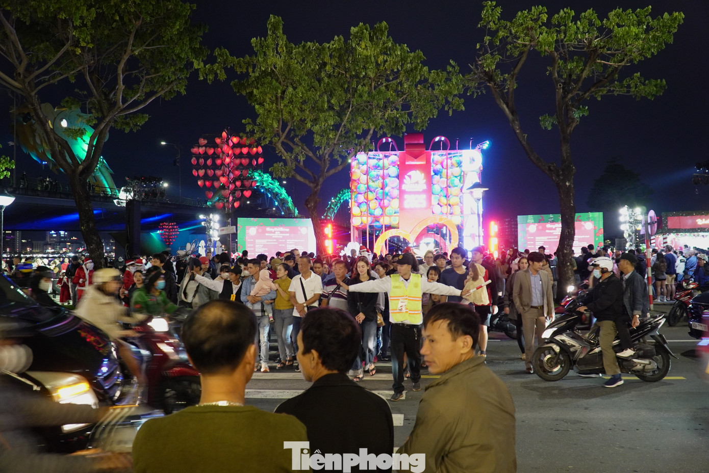 Nhiều đoàn du khách không thể qua đường vì xe cộ nườm nượp. Họ được các bảo vệ trong chương trình thấy và hỗ trợ dẫn qua đường. Anh Lucas (Úc) chia sẻ, rằng anh thấy hơi "sợ" vì dòng xe liên tục không ngừng lại. Khu vực này cũng không có cột đèn giao thông nên không dám bước qua đường. "Tôi đã đứng yên chờ đợi. Rất may có bảo vệ tới kéo tay tôi, dẫn tôi cùng mọi người sang bên kia đường an toàn", anh cảm kích.