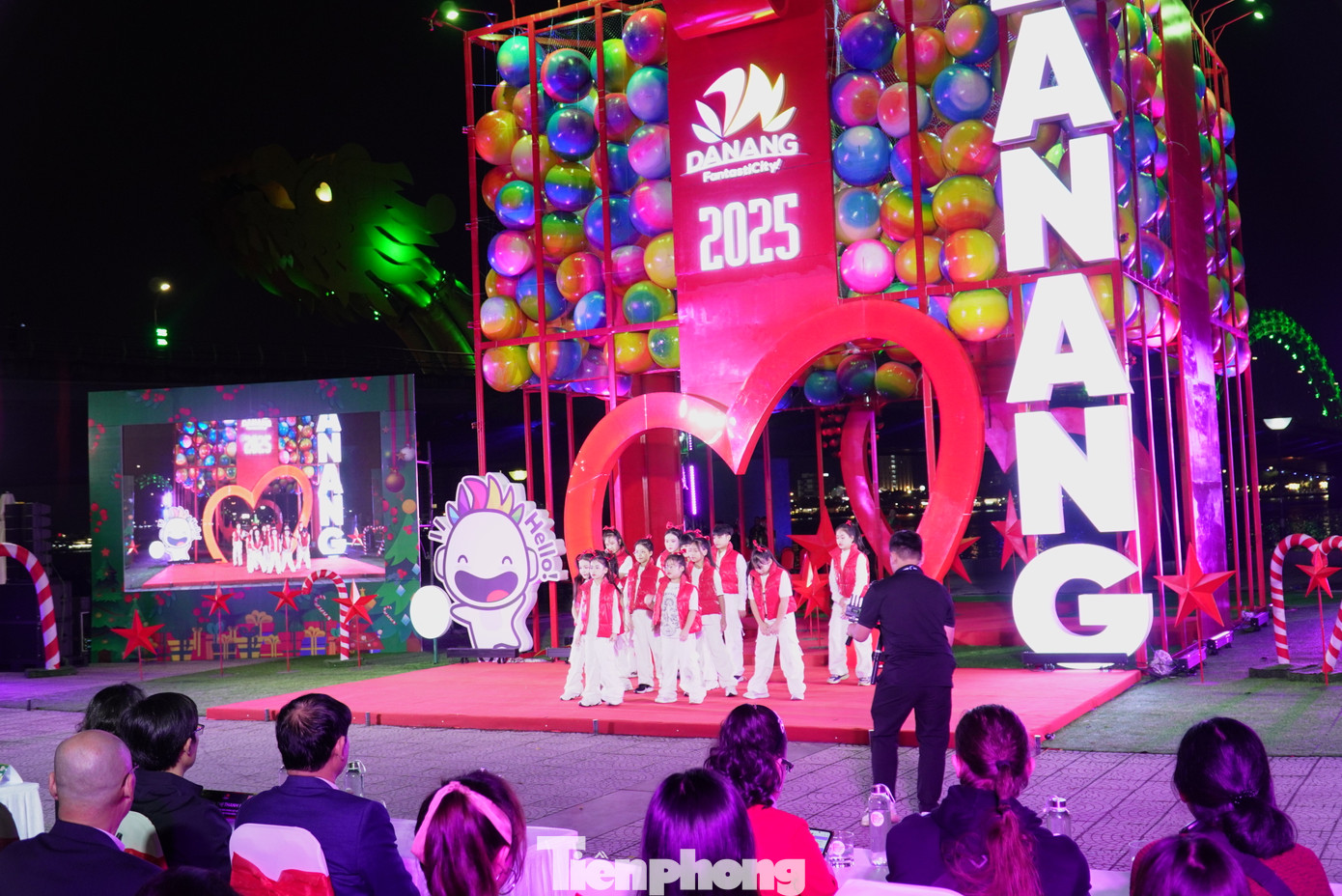 Chương trình đúng vào dịp cuối tuần và có sự tham gia của Hoa hậu Thanh Thủy nên dòng người đổ về đây mỗi lúc một đông.