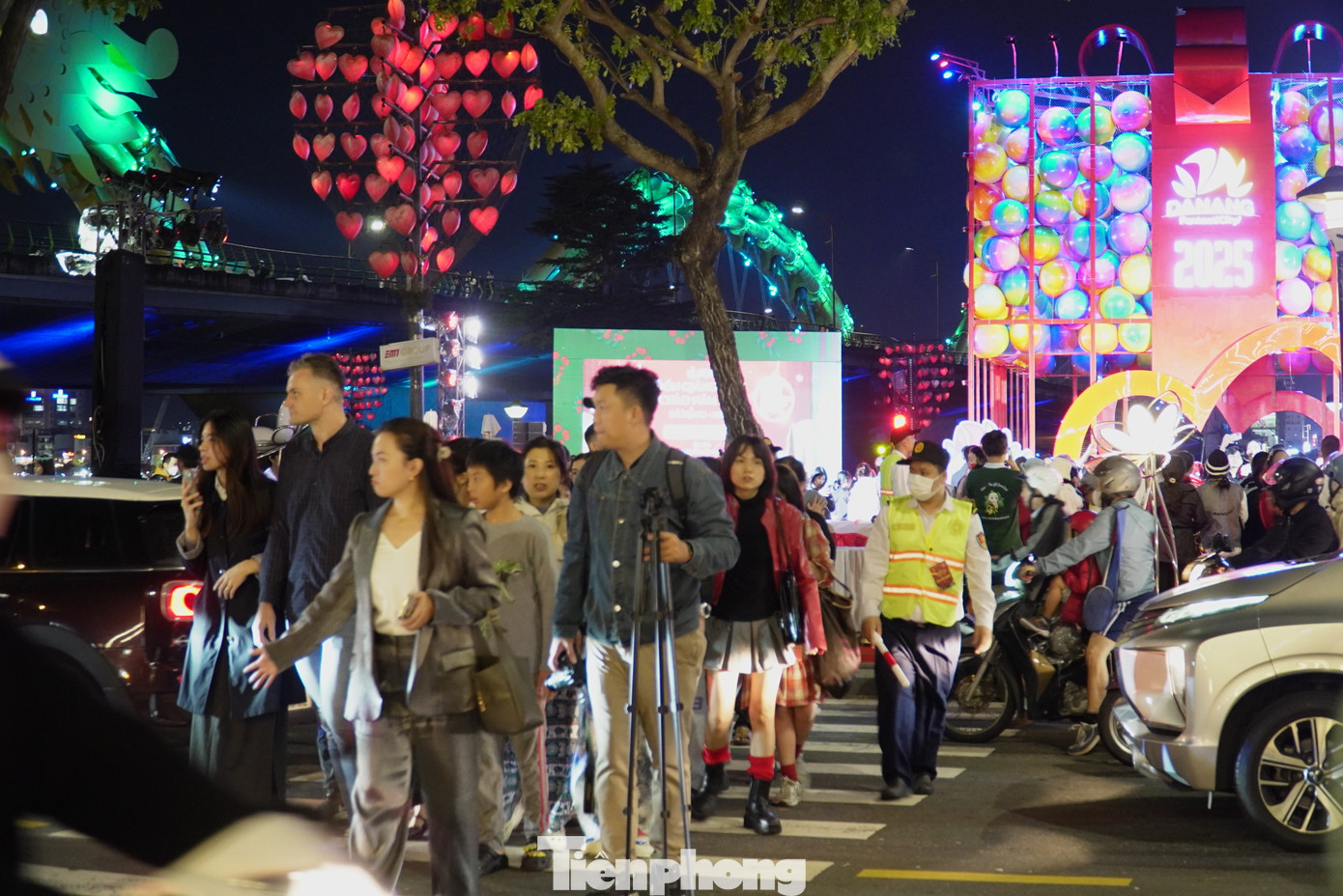 "Nếu cho tôi thử thách ở Việt Nam, có lẽ tôi không dám đi xe máy và tự qua đường một mình vì xe quá đông. Nhưng các anh bảo vệ đã giúp đỡ tôi rất nhiệt tình và an toàn. Tôi thấy yêu Đà Nẵng hơn vì hành động ấy", chị Ji-yeon du khách Hàn Quốc bày tỏ.