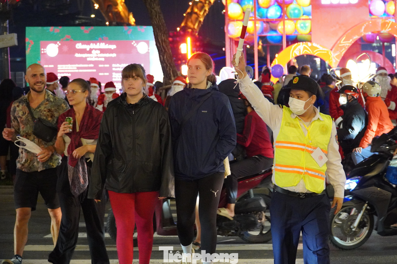 Nhiều nhóm du khách chỉ dám qua đường khi có người dẫn. "Tôi đã thử bước xuống đường nhưng phải quay lại vì rất nhiều loại xe giữa đường. Xe chở du khách loại lớn, xe máy, xe taxi, xe điện, rất hỗn độn", chị Ceridwen du khách Mỹ lo lắng.