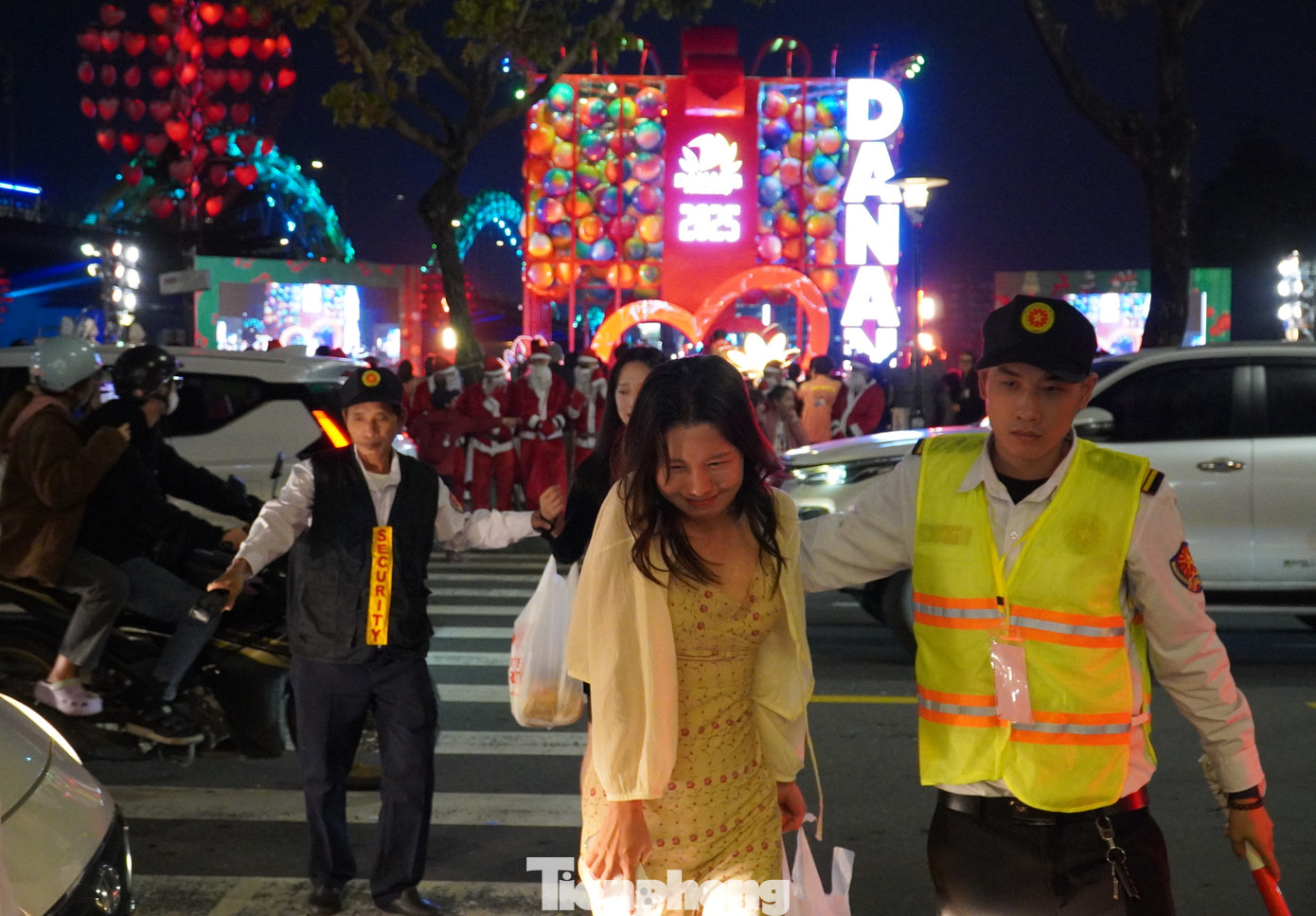 Du khách quốc tế vui mừng, an tâm khi được hỗ trợ qua đường an toàn.