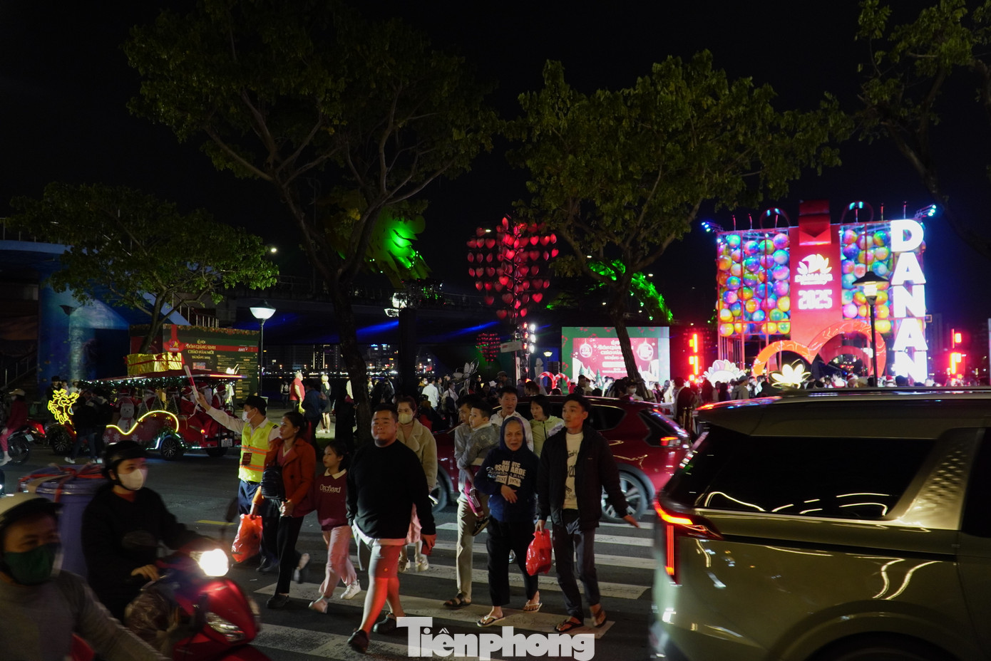 "Nếu cho tôi thử thách ở Việt Nam, có lẽ tôi không dám đi xe máy và tự qua đường một mình vì xe quá đông. Nhưng các anh bảo vệ đã giúp đỡ tôi rất nhiệt tình và an toàn. Tôi thấy yêu Đà Nẵng hơn vì hành động ấy", chị Ji-yeon du khách Hàn Quốc bày tỏ.