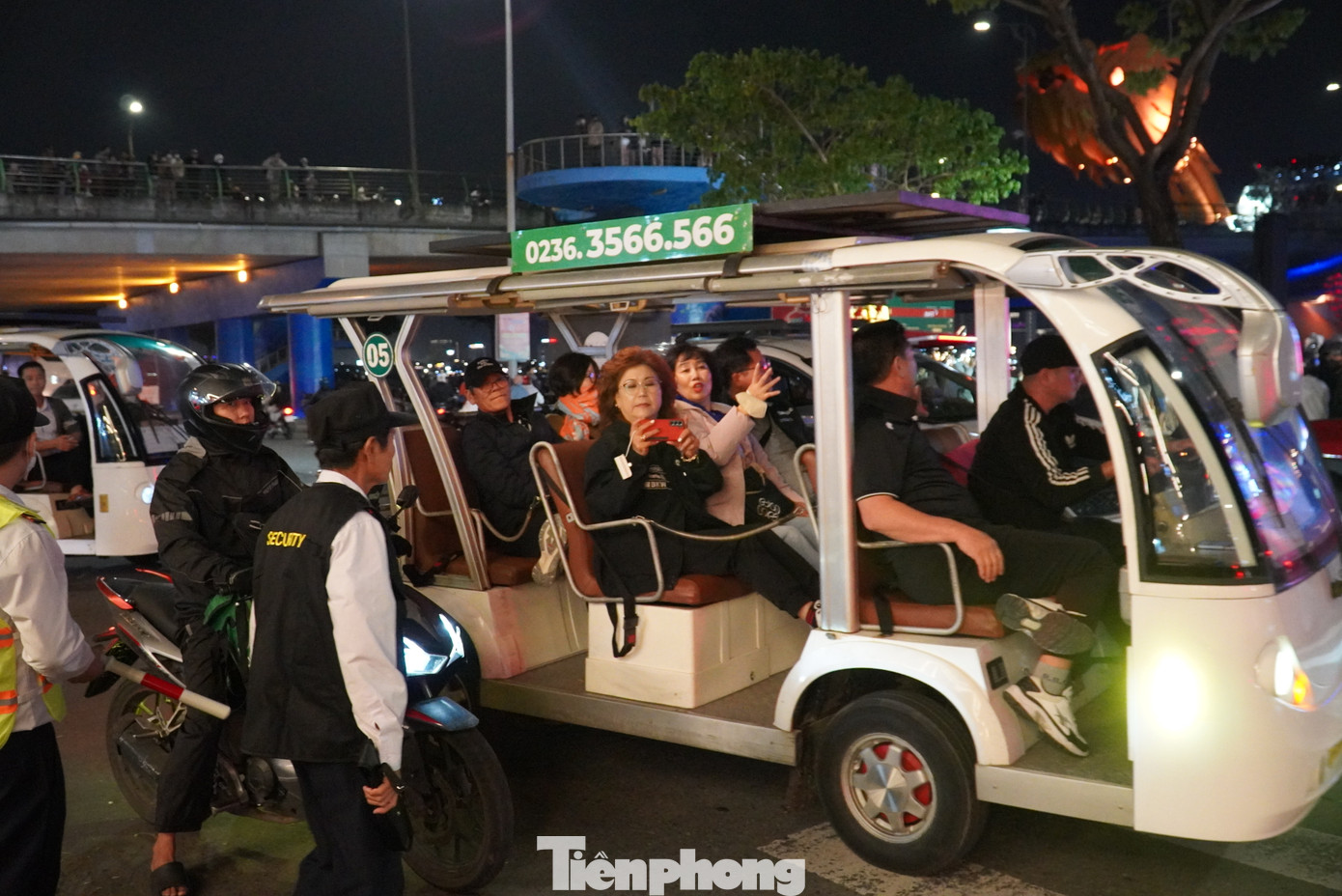 Đường Trần Hưng Đạo nằm ven sông Hàn, mỗi tối, đặc biệt dịp cuối tuần xe chở du khách đổ về đây nườm nượp. Trong tối 20/12, ngoài sân khấu khai mạc lễ hội thì phía đối diện còn có phiên chợ Giáng sinh nên khu vực này nhiều thời điểm gần như tê liệt.