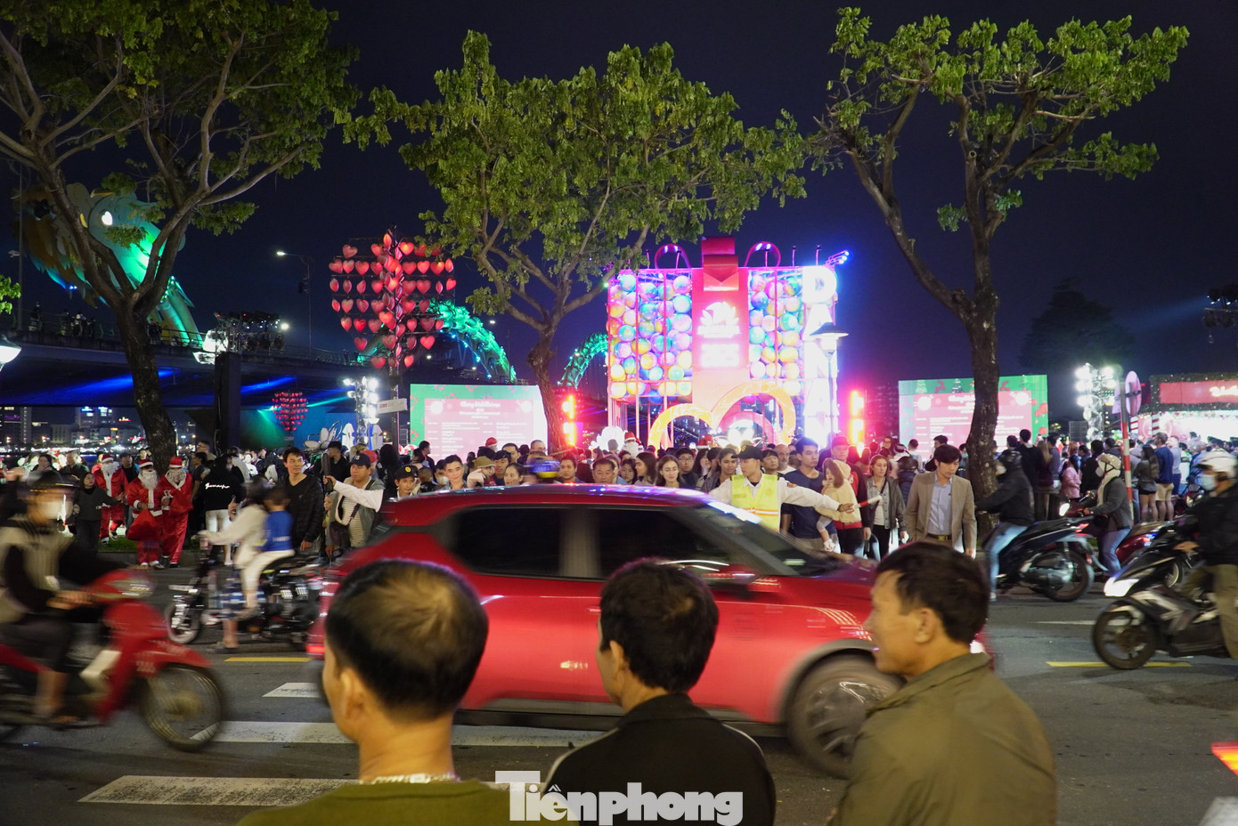 Nhờ sự hỗ trợ của họ giao thông bớt ùn tắc, du khách ấn tượng hơn với con người Đà Nẵng. Thành phố cũng vừa ban hành Bộ tiêu chí văn hóa du lịch Đà Nẵng nhằm định hướng hành vi, thái độ, tác phong ứng xử văn minh, văn hóa trong hoạt động du lịch.