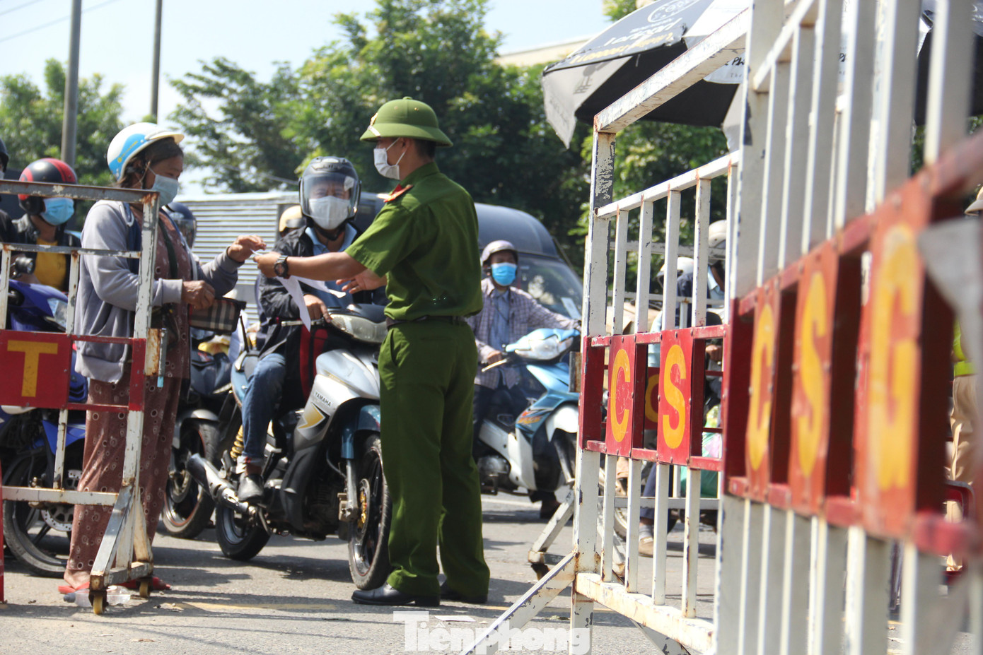 Tuy nhiên quy định chung, người dân từ các tỉnh, thành đến Quảng Nam phải có các giấy tờ cần thiết hoặc mã QR trên ứng dụng PC-COVID-19 để chứng minh đã được tiêm vắc-xin hoặc đã khỏi bệnh trong vòng 6 tháng (nếu có); có kết quả xét nghiệm âm tính trong vòng 72 giờ; khai báo y tế theo quy định.
