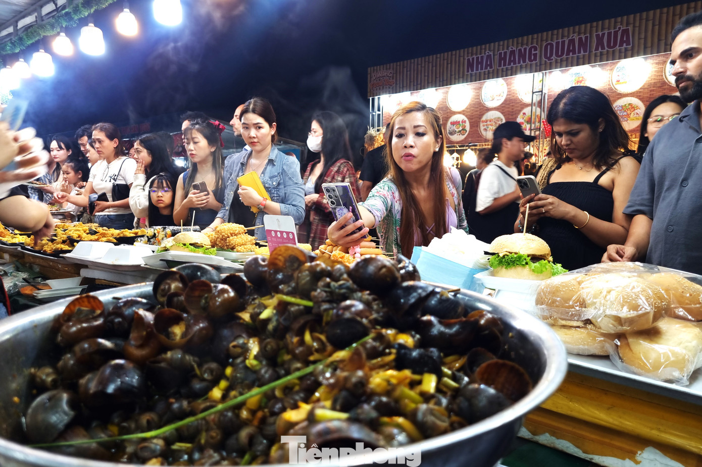 Tại đây giới thiệu và phục vụ hơn 200 món ăn đặc trưng của Đà Nẵng và vùng miền Việt Nam, quốc tế cùng các không gian quà quê, không gian chợ quê...