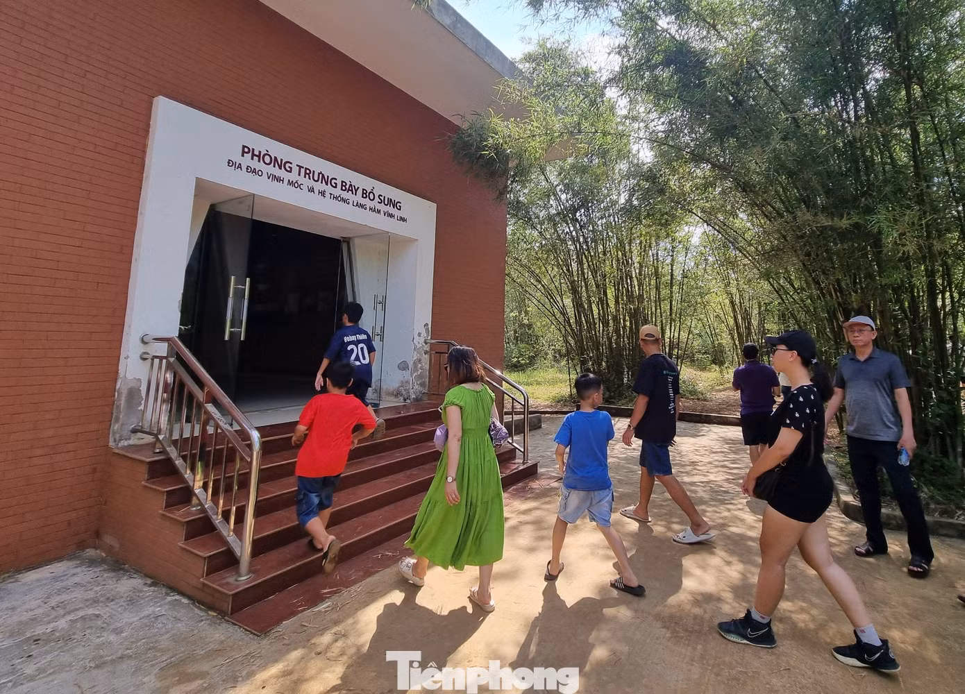 Phòng trưng bày tái hiện lại không khí chiến đấu, cuộc sống của nhân dân Quảng Trị.