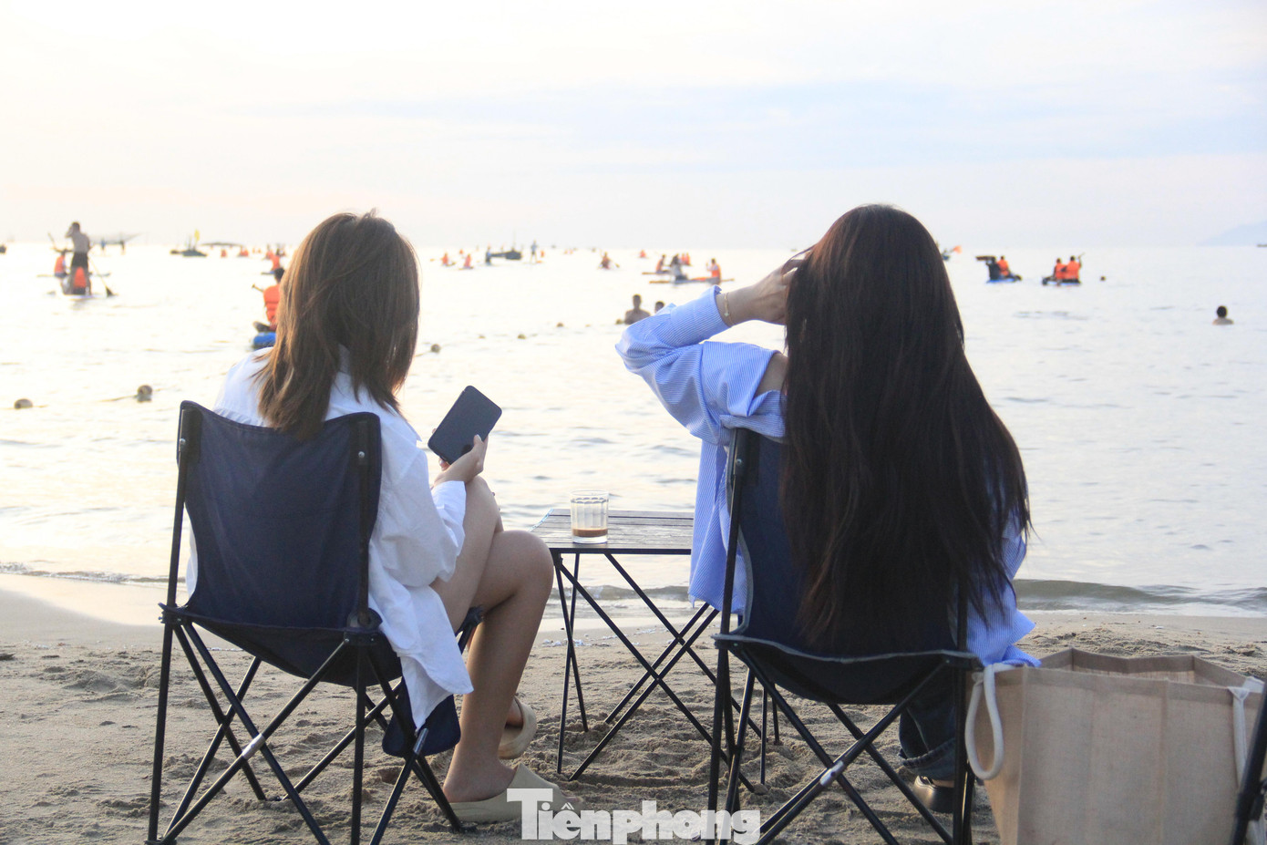 Nhiều bạn trẻ xuống đón bình mình, ngắm biển từ rất sớm.