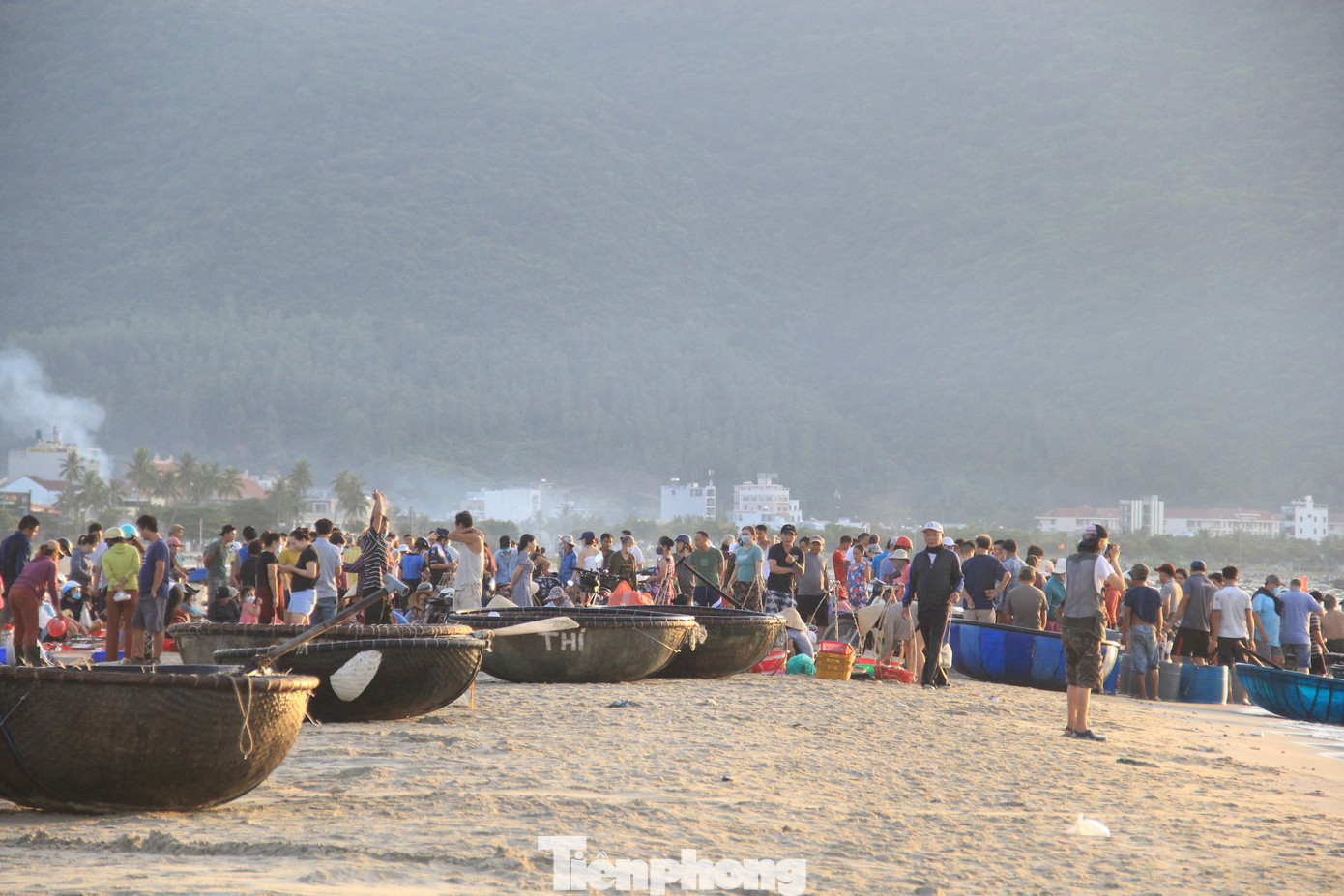 Xuống tắm biển, người dân còn tranh thủ đi chợ cá sớm mai trên bãi biển Mân Thái.