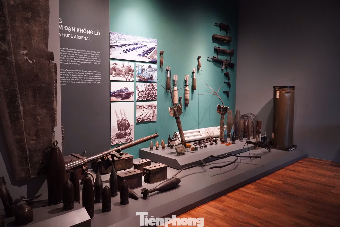 Hình ảnh, tài liệu và hiện vật bố trí theo 9 chuyên đề lớn: Bức tường ảnh Tổng quan về thành phố Đà Nẵng, Thiên nhiên và con người Đà Nẵng, Lịch sử Đô thị Đà Nẵng, Cuộc đấu tranh bảo vệ nền độc lập dân tộc, Chứng tích chiến tranh, Đà Nẵng hội nhập và phát triển, Đa dạng văn hóa, Tòa thị chính Đà Nẵng, Sưu tập cổ vật của Bảo tàng Đà Nẵng.