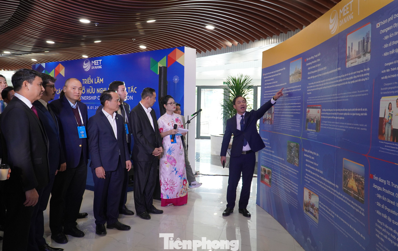 Cùng ngày, đoàn đại biểu cũng đã đến tham quan “Triển lãm các thành phố hữu nghị và hợp tác” tại Công viên APEC. Với 3 chủ đề chính: Thành phố thông minh - đổi mới sáng tạo; du lịch và kinh tế mũi nhọn; văn hóa - hội nhập, triển lãm kể lại hành trình xây dựng mối quan hệ hữu nghị và hợp tác giữa Đà Nẵng với 50 địa phương của 24 quốc gia từ năm 1993 đến nay.Đây cũng là cầu nối để Đà Nẵng lan tỏa thông điệp “Thành phố thông minh - đổi mới sáng tạo”; “Thành phố sự kiện và hội nhập quốc tế”; “Thành phố du lịch và phát triển bền vững” với bạn bè quốc tế và tìm kiếm các cơ hội hợp tác đón đầu xu thế mới.