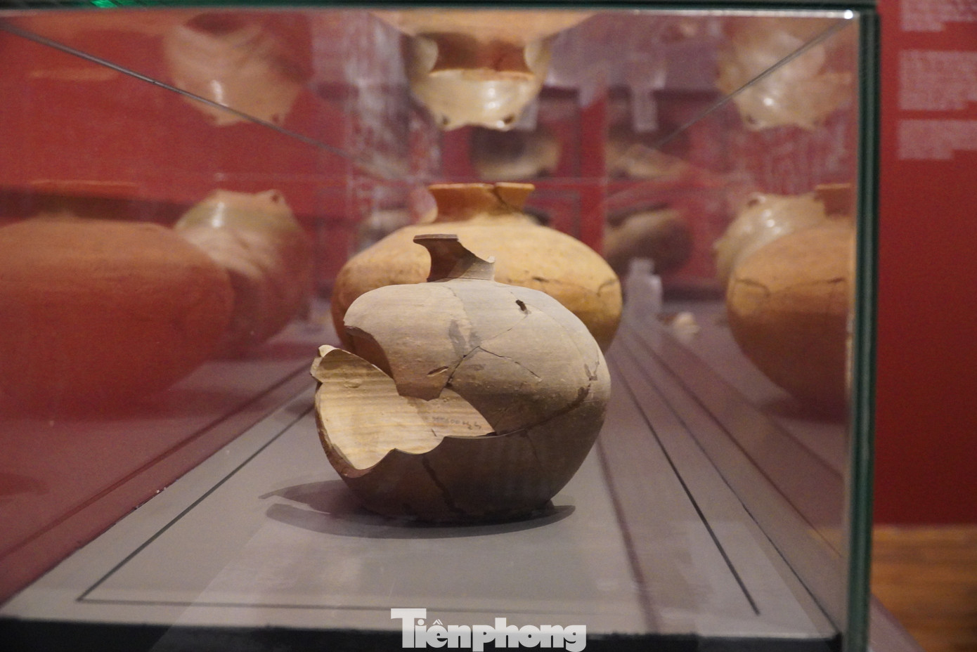 Bảo tàng hiện đang trưng bày gần 3.000 tư liệu, hiện vật với phong cách trưng bày truyền thống kết hợp công nghệ trình chiếu hiện đại. Không gian trưng bày bao gồm 4 khu vực chính: Trưng bày thường xuyên; lịch sử thiên nhiên và con người Đà Nẵng; lịch sử phát triển đô thị Đà Nẵng và Văn hóa. Bà Christian (đến từ Úc) chia sẻ rất ấn tượng với bảo tàng vì không gian rộng lớn, nhiều tư liệu, hiện vật. Từ đây bà có thể hiểu biết thêm về lịch sử, văn hóa, quá trình phát triển của Đà Nẵng.