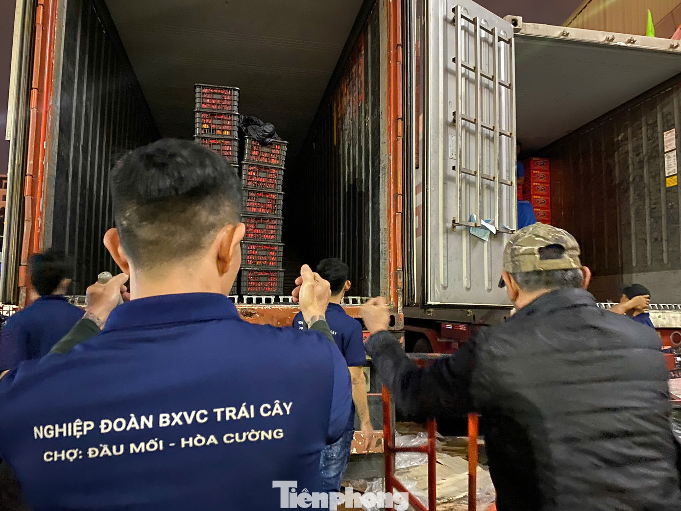 Đội bốc xếp vận chuyển trái cây trong chợ đầu mối Hòa Cường hiện có khoảng 80 người, chia nhau làm theo ca. Ông Trần Văn Khôi, Đội trưởng, cho hay: "Những ngày gần Tết làm việc không màng tới giờ giấc, khi nào hết hàng thì nghỉ thôi. Tôi lo quản lý, sổ sách nhưng khi thiếu người cũng ra bốc vác với anh em". Theo ông, công việc này không chỉ đòi hỏi sức khỏe, chịu khó mà còn phải cẩn thận, khéo léo vì hàng trái cây nếu rơi rớt hoặc va đập mạnh sẽ dễ bầm, hỏng.