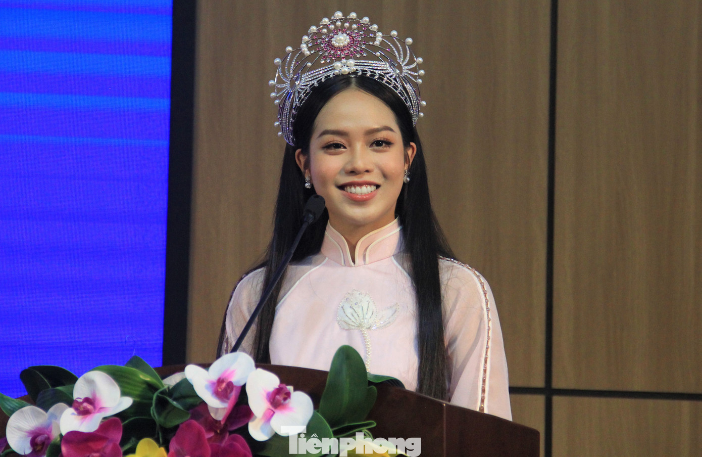 Hoa hậu chia sẻ chặng đường chinh phục vương miện của mình không thể thiếu sự hỗ trợ, đồng hành từ thầy cô giáo và các bạn sinh viên. Cô bày tỏ lòng biết ơn công lao dạy dỗ, sự sẻ chia, động viên của mọi người.