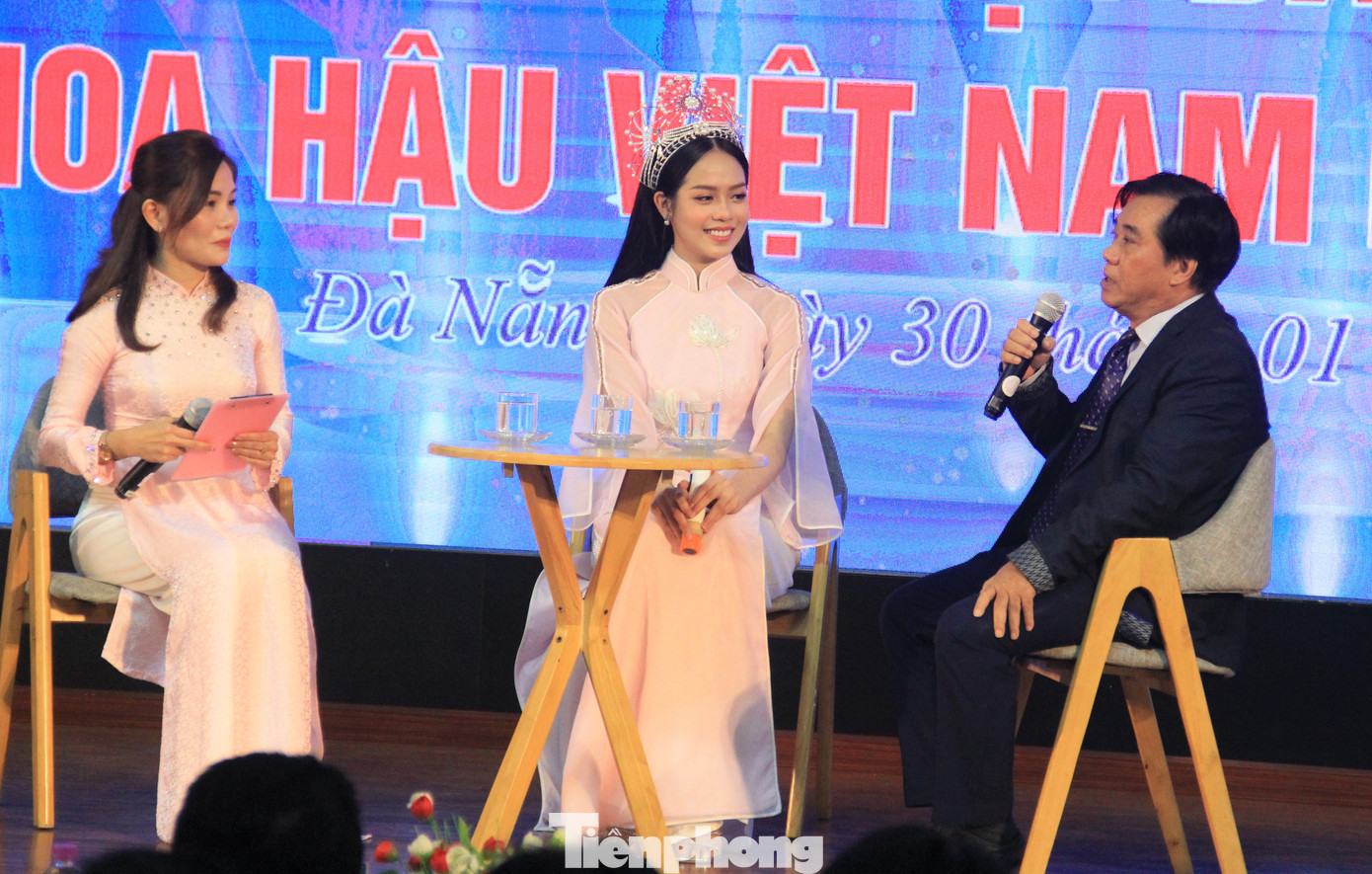 Giáo viên chủ nhiệm (bìa phải) đánh giá Thanh Thủy là sinh viên năng động, hòa đồng và đặc biệt biết nắm bắt cơ hội, thể hiện năng lực bản thân. "Bằng chứng là từ khi vào trường, Thủy đã tham gia các cuộc thi hoa khôi, sinh viên thanh lịch, tham gia chương trình trao đổi sinh viên ở Thái Lan...", thầy nói.