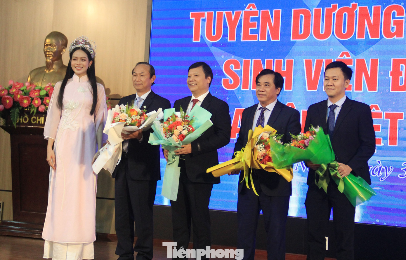 Đương kim hoa hậu tặng hoa cho các thầy cô giáo, tỏ lòng kính trọng, biết ơn.