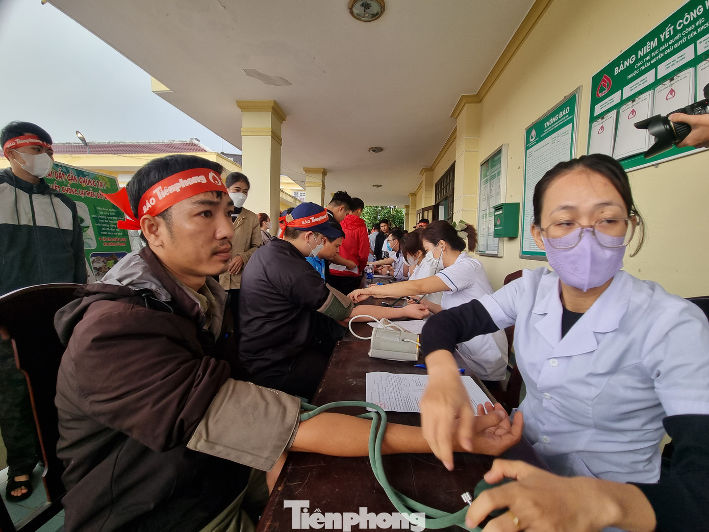 Ông Lê Tấn Minh - Chủ tịch Hội Chữ thập Đỏ tỉnh Quảng Nam, Phó Ban Chỉ đạo vận động hiến máu tình nguyện của tỉnh cho hay sáng nay có hơn 500 người tới hiến máu. Ông Lê Tấn Minh - Chủ tịch Hội Chữ thập Đỏ tỉnh Quảng Nam, Phó Ban Chỉ đạo vận động hiến máu tình nguyện của tỉnh cho hay sáng nay có hơn 500 người tới hiến máu.