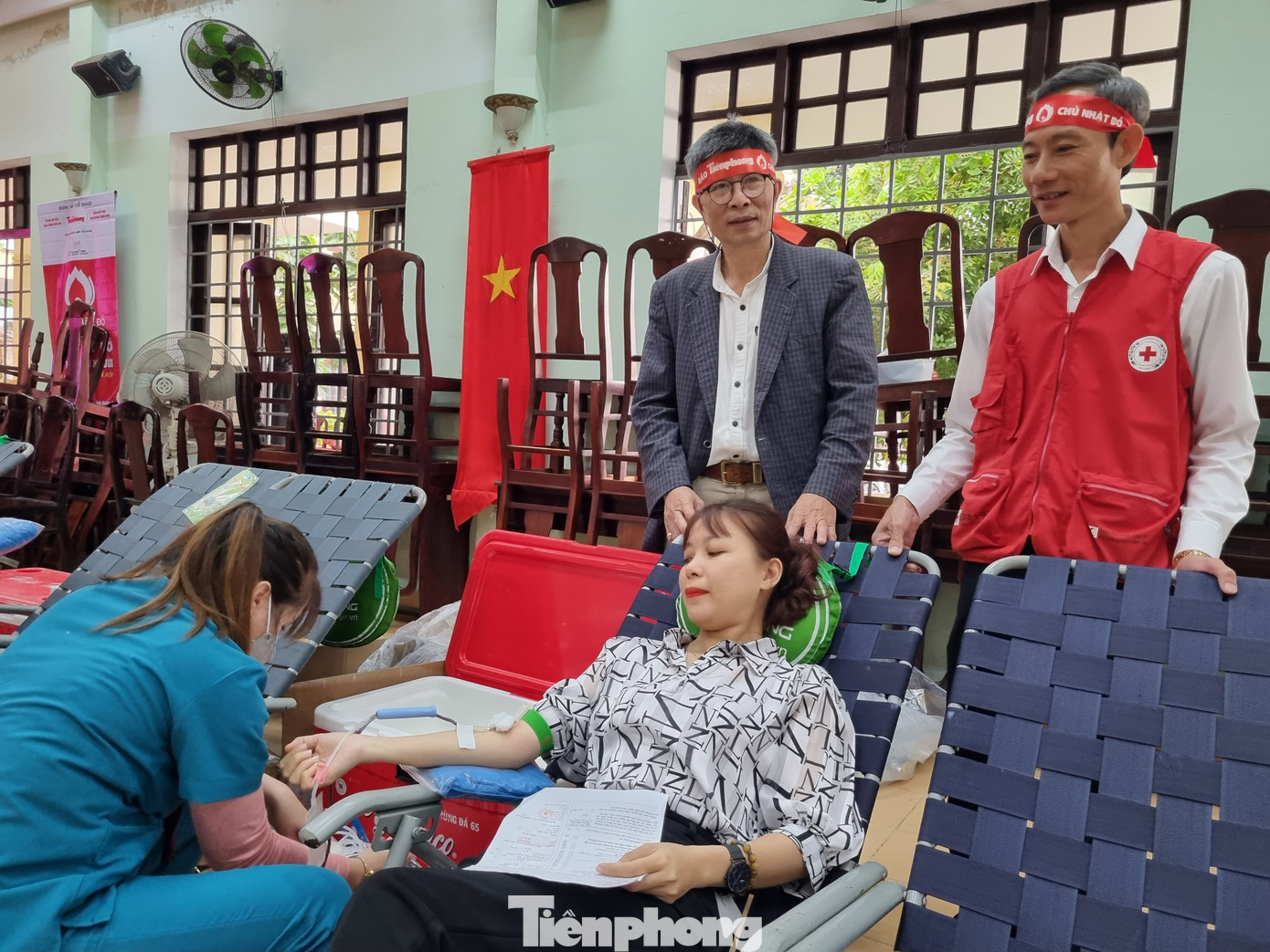 Chị Lê Thị Bích Hạnh - Phó Chủ tịch mặt trận phường Tân An đã hiến máu hơn 10 lần và trước đó đã từng hiến máu tại Chủ Nhật Đỏ. Chị Lê Thị Bích Hạnh - Phó Chủ tịch mặt trận phường Tân An đã hiến máu hơn 10 lần và trước đó đã từng hiến máu tại Chủ Nhật Đỏ.