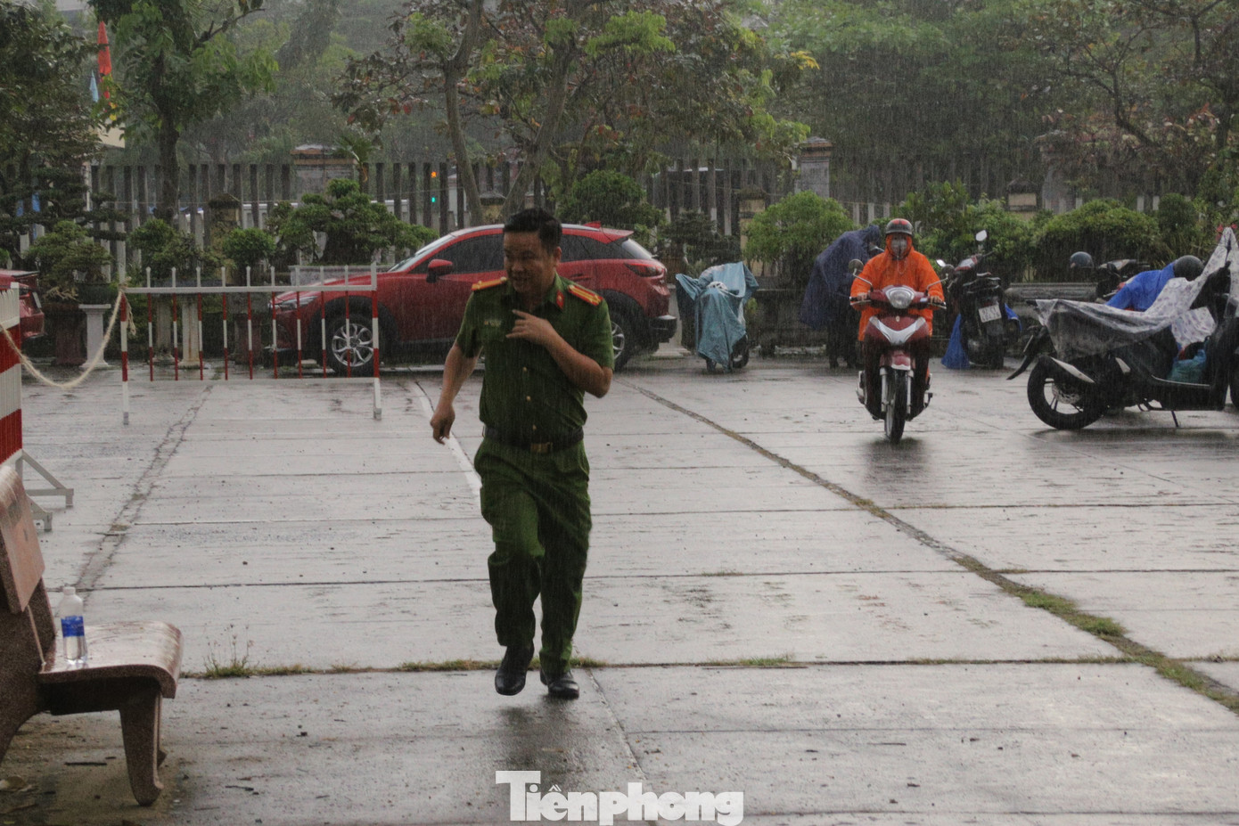 Từ sáng sớm, nhiều người dân đã đội mưa tới Ngày hội Chủ Nhật Đỏ. Với thông điệp “Hiến máu cứu người – Sinh mệnh của bạn và tôi”, hành trình Chủ Nhật Đỏ đến năm 2024 này đã bước sang năm thứ 16 trong hành trình trao cho đời sự sống. Từ sáng sớm, nhiều người dân đã đội mưa tới Ngày hội Chủ Nhật Đỏ. Với thông điệp “Hiến máu cứu người – Sinh mệnh của bạn và tôi”, hành trình Chủ Nhật Đỏ đến năm 2024 này đã bước sang năm thứ 16 trong hành trình trao cho đời sự sống.