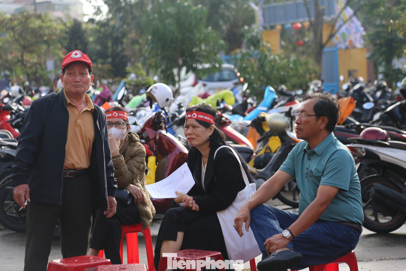 Và chờ được gọi tên vào hiến máu. Và chờ được gọi tên vào hiến máu.