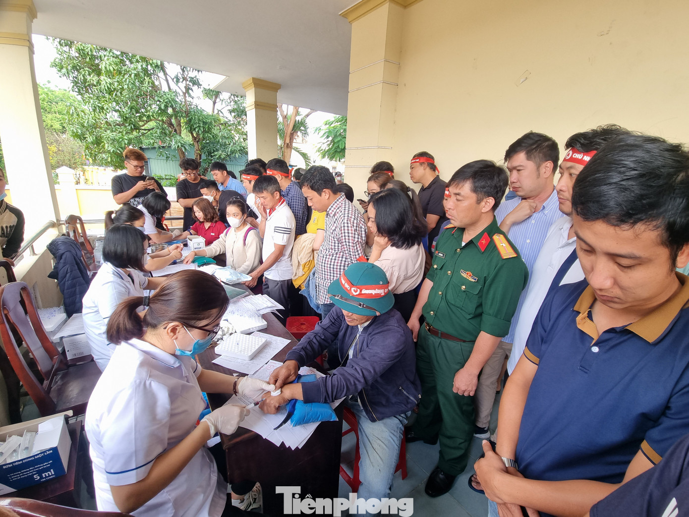 Ông Lê Tấn Minh - Chủ tịch Hội Chữ thập Đỏ tỉnh Quảng Nam, Phó Ban Chỉ đạo vận động hiến máu tình nguyện của tỉnh cho hay sáng nay có hơn 500 người tới hiến máu. Ông Lê Tấn Minh - Chủ tịch Hội Chữ thập Đỏ tỉnh Quảng Nam, Phó Ban Chỉ đạo vận động hiến máu tình nguyện của tỉnh cho hay sáng nay có hơn 500 người tới hiến máu.