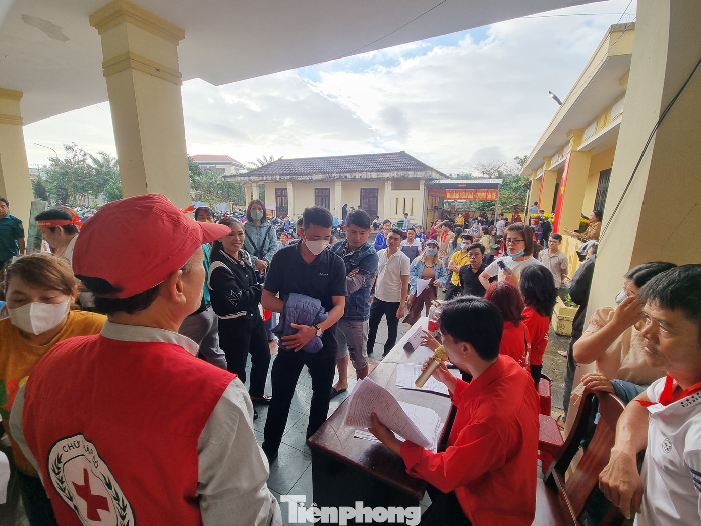 Ông Lê Tấn Minh - Chủ tịch Hội Chữ thập Đỏ tỉnh Quảng Nam, Phó Ban Chỉ đạo vận động hiến máu tình nguyện của tỉnh cho hay sáng nay có hơn 500 người tới hiến máu. Ông Lê Tấn Minh - Chủ tịch Hội Chữ thập Đỏ tỉnh Quảng Nam, Phó Ban Chỉ đạo vận động hiến máu tình nguyện của tỉnh cho hay sáng nay có hơn 500 người tới hiến máu.