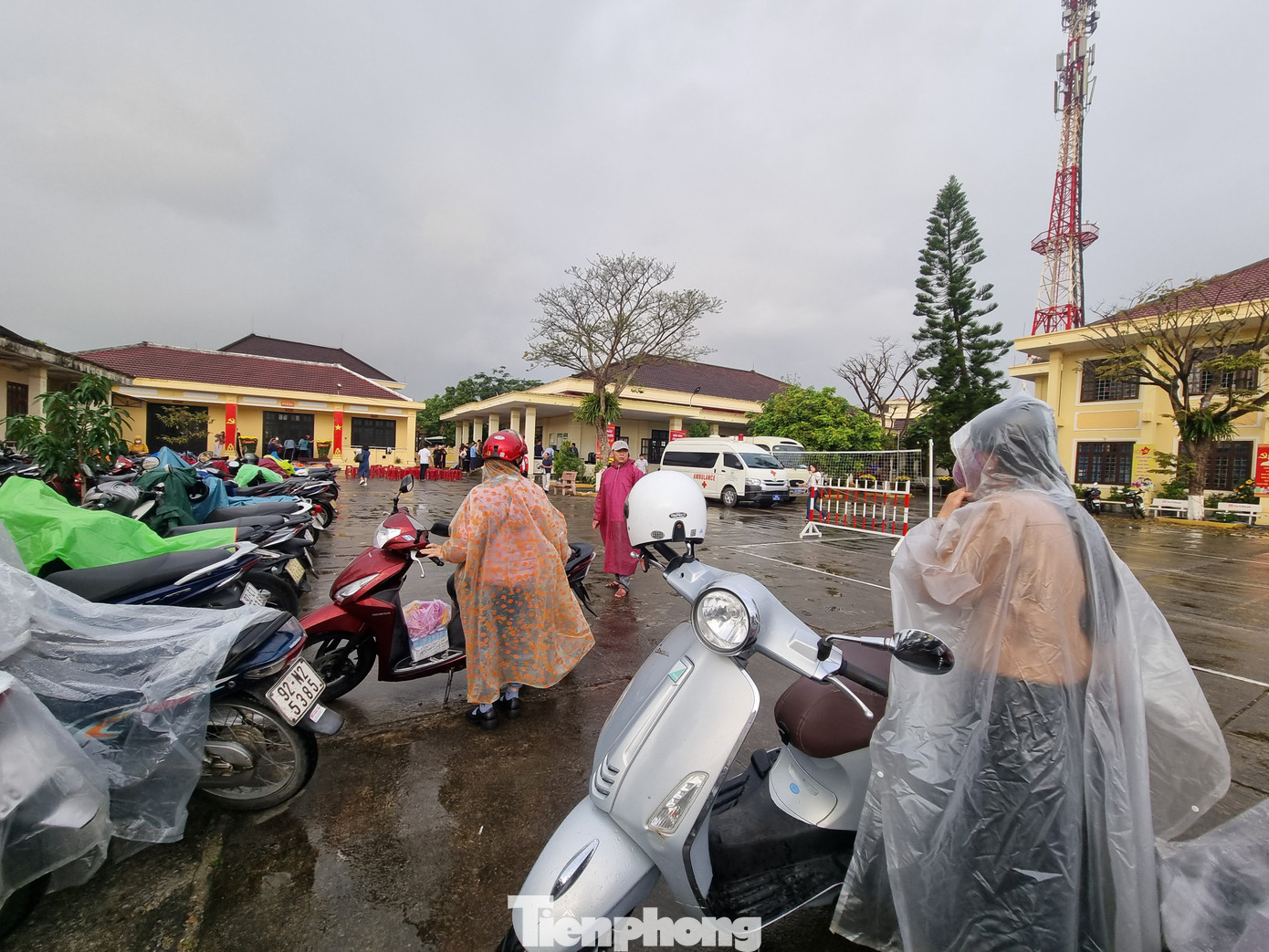 Các tình nguyện viên phố Hội đổ về mỗi lúc một đông. Chị Nguyễn Thị Hiền (phường Cẩm Phô, Hội An) đã hiến máu 20 lần nhưng nghe tin Chủ Nhật Đỏ về Hội An, chị vẫn nhiệt tình đăng ký tham gia. Các tình nguyện viên phố Hội đổ về mỗi lúc một đông. Chị Nguyễn Thị Hiền (phường Cẩm Phô, Hội An) đã hiến máu 20 lần nhưng nghe tin Chủ Nhật Đỏ về Hội An, chị vẫn nhiệt tình đăng ký tham gia.