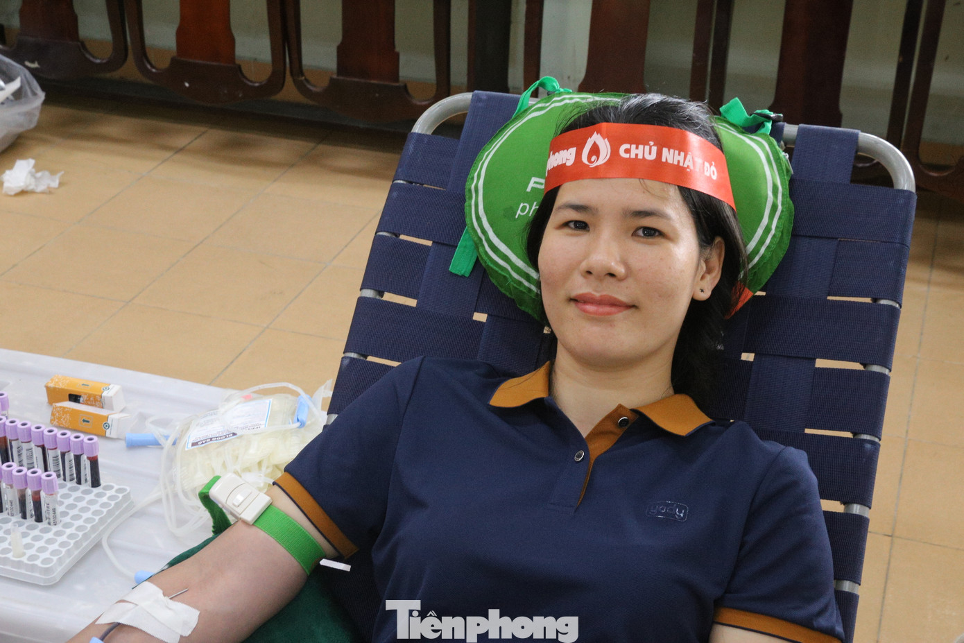 Chị Nguyễn Thị Hiền (phường Cẩm Phô) chia sẻ, sự cho đi của mình sẽ giúp một cuộc đời ở lại nên dù đã hiến máu hơn 20 lần chị vẫn tiếp tục tham gia. "Chủ Nhật Đỏ là chương trình rất ý nghĩa, vừa cung cấp thêm nguồn máu cho người bệnh, vừa truyền tải thông điệp mọi người hãy cho đi khi còn có thể", chị nhìn nhận. Chị Nguyễn Thị Hiền (phường Cẩm Phô) chia sẻ, sự cho đi của mình sẽ giúp một cuộc đời ở lại nên dù đã hiến máu hơn 20 lần chị vẫn tiếp tục tham gia. "Chủ Nhật Đỏ là chương trình rất ý nghĩa, vừa cung cấp thêm nguồn máu cho người bệnh, vừa truyền tải thông điệp mọi người hãy cho đi khi còn có thể", chị nhìn nhận.